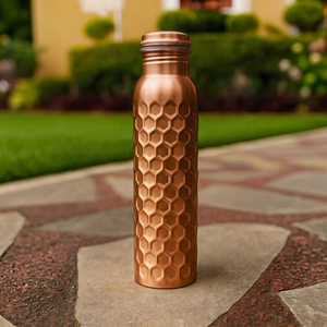 Bouteille d'eau moderne en cuivre SOFIYA CRAFT avec couvercle et ensemble de tasses gravées, motif floral, réutilisable, portable, pour les voyages - Product Image 5