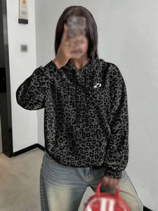 เสื้อฮู้ดดี้ลายเสือดาวสำหรับผู้หญิง พรีเมียม ผ้าฝ้ายหนานุ่ม ขนฟลีซ ทรงพูลโอเวอร์ สไตล์สตรีทแฟชั่น โลโก้ด้านหน้า พิมพ์ลายตามสั่ง ผู้ผลิต - Product Image 2