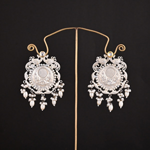 Pendientes grandes de plata alemana con diseño étnico, con incrustaciones de Kundan y perlas. - Product Image 1