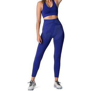 Conjunto Deportivo Personalizado para Mujer, de Alta Calidad, con Sudadera Corta con Cierre, Pantalones Deportivos, Conjunto de Top Halter y Bra para Fitness y Yoga - Product Image 1