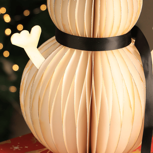 Statuetta Natalizia a Nido d'Ape Bianca Fatta a Mano, Decorazione Unica per le Festività - Product Image 3