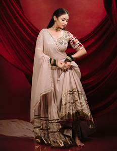 Elegante Lehenga Choli de Algodón Mal Mal Beige con Bordado Dorado y Blusa Floral para Fiestas y Bodas, Traje Tradicional para Mujer - Product Image 1