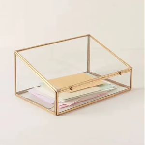 Boîte à bijoux élégante en métal et verre avec panneaux transparents pour la présentation d'accessoires haut de gamme - Product Image 1