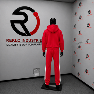 Conjunto de Sudadera con Capucha y Pantalones Jogger Rojos con Estampado Gráfico para Hombre, Diseño de Tres Cabezas de Perro, Ropa Urbana Casual Deportiva, Venta al por Mayor OEM - Product Image 4