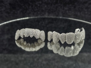 Nuevo Diseño Personalizado de Grillz de 16 Dientes con Incrustaciones de Diamantes de Imitación, en Oro Blanco, para Hombre y Mujer, Plata 925, D VVS, Moissanita, para Compromiso y Boda - Product Image 1
