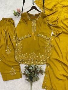 Conjunto de traje Salwar Chinon Farshi premium con bordado de lentejuelas pesadas - Product Image 5