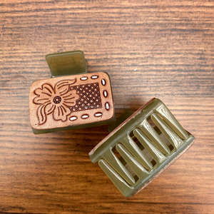 Accesorios para el cabello de niña de tamaño cuadrado pequeño OEM al por mayor, pinza de pelo de cuero grabada a mano, diseño acético para uso diario - Product Image 4