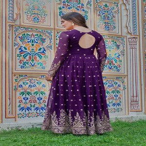 Conjunto de Vestido de Fiesta VASTRA COTTAGE en Georgette con Bordado de Lentejuelas y Hilo, Pantalón Micro Estampado y Dupatta de Organza - Product Image 4