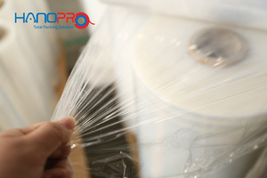 Máquina de película elástica LLDPE fabricada en Vietnam | Equipo de fabricación de envoltura de plástico PE de alta velocidad para embalaje de película manual - Product Image 2