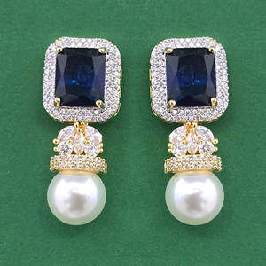 Venta al por mayor de los pendientes de circonia cúbica más vendidos con baño de dos tonos 444008 - Product Image 1