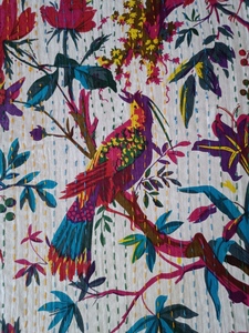 Couvre-lit imprimé floral et oiseaux, style bohème, moderne, toutes saisons, en denim patchwork, rembourrage en coton fait main, pour usage domestique - Product Image 2