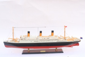 Modèle de paquebot en bois fait main RMS Majestic - Maquette de bateau à vapeur vintage White Star Line pour la décoration de la maison ou du bureau - Product Image 2