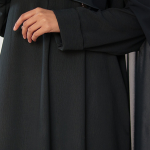 Fabricant d'Abayas sur Mesure pour Femmes - Robe Islamique de Style Dubaï de Haute Qualité à Col Ouvert avec Embellissements en Cristal et Étiquette Privée - Product Image 4