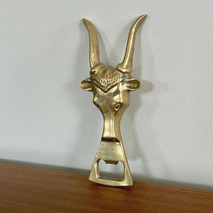Abridor de Botellas Vintage de Latón Macizo Resistente con Diseño de Toro, Temática Artística del Oeste, para Coleccionistas y Entusiastas - Product Image 1