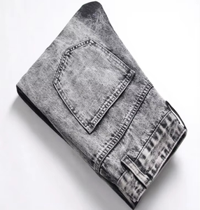 Jean slim homme personnalisé avec logo, style streetwear, déchiré et patché, en denim noir tendance - Product Image 5