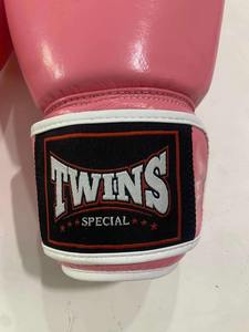 ราคาขายส่ง ถุงมือชกมวยแบบติดตีนตุ๊กแกสีชมพู รุ่น Twin สำหรับฝึกซ้อมและแข่งขัน หนังแท้คุณภาพสูง - Product Image 5