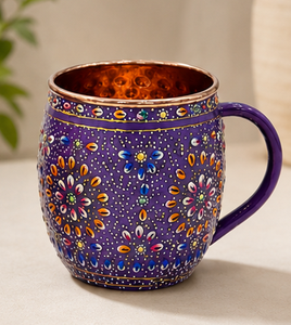 Taza de cobre pintada a mano con diseño floral bohemio, base verde, estilo tradicional indio, vajilla decorativa con acabado en esmalte verde azulado. - Product Image 5