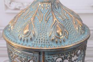 Farol de metal con acabado verde premium y paneles de vidrio, perfecto para la decoración de la sala de estar y el vestíbulo o para regalar, procedente de la India. - Product Image 3