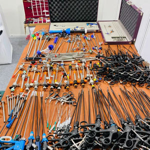 Pinzas laparoscópicas Kara Mediclust, instrumentos esenciales de 5 mm o 10 mm utilizados para sujetar, retraer y estabilizar tejidos durante la cirugía. - Product Image 1