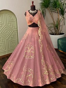 ชุดเลเฮนกาปักลายดอกไม้สีชมพู ชุดแต่งงานแบบสองชิ้นพร้อมผ้าคลุมไหล่แบบตาข่ายสำหรับงานเลี้ยงพิธี - Product Image 1