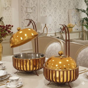 Réchaud alimentaire haut de gamme en acier inoxydable doré, type chafing dish, avec bandes décoratives métalliques et support élégant pour service de banquet hôtelier - Product Image 1