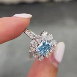 Anillo de Compromiso Minimalista con Diamante Cultivado en Laboratorio de Corte Radiante Azul Fantasía de 3 Quilates, Claridad VS+, Engaste de Garras, Oro Amarillo de 14K, Certificado IGI - Product Image 5