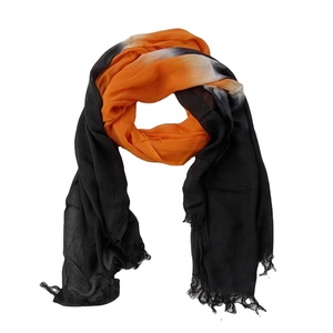 Bufandas de mujer con logotipo personalizado de algodón modal 100%, envoltura impresa Digital negra y naranja con hojas Argyle, Material extremadamente suave, precio bajo - Product Image 1