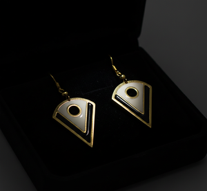 Boucles d'oreilles pendantes géométriques en laiton émaillé faites à la main, motif tranches de pizza, tendance, pour femmes, monochromes noir et blanc, triangulaires - Product Image 6