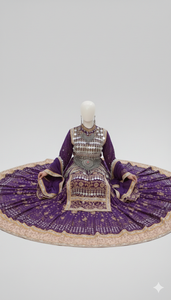 Belle jeune femme d'Asie du Sud portant une robe traditionnelle afghane Kuchi pashtun ornée de motifs violets et dorés, avec de nombreuses pièces de monnaie. - Product Image 2