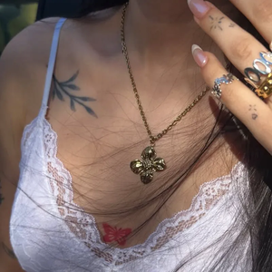 สร้อยคอดอกไม้เคลือบไฟฟ้าสำหรับผู้หญิงทำจากสแตนเลส 304 พร้อมเคลือบทองคำแท้ 18K ความหนา 0.03µm และสายโซ่ - Product Image 1