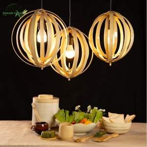 Lampe suspendue en bambou sculpturale minimaliste moderne faite à la main avec abat-jour pour une utilisation en intérieur, inspirée du rythme naturel - Product Image 2