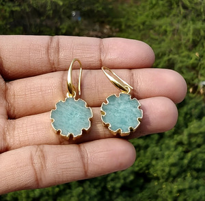 ต่างหูห้อยคู่ประดับอะมาโซไนต์ธรรมชาติคุณภาพสูง ดีไซน์เรียบหรู ตัวเรือนทองเหลืองชุบทอง 18k รูปทรงกลมขอบหยักประดับพลอย - Product Image 5