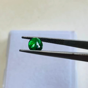พลอยทซาโวรีตทรงรีธรรมชาติ น้ำหนัก 2.50 กะรัต คุณภาพระดับ AAA พร้อมความเงางามระดับ AAA และสีเขียวสดใส ตัดและขัดเงาอย่างสมบูรณ์แบบ - Product Image 4