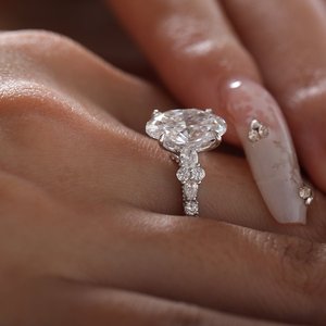 Superbe bague à trois pierres en diamant de laboratoire ovale de 3,5 carats, en or blanc pavé, personnalisée, certifiée, bijoux fins - Product Image 5
