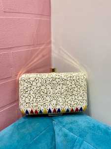 Bolso de mano blanco bordado con remolinos dorados y borlas coloridas, ideal para la noche, en oferta. - Product Image 2