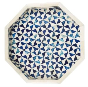 Plateau de service décoratif en os et résine, forme octogonale, avec motif géométrique bleu et blanc, au meilleur prix - Product Image 1