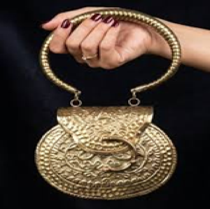 Bolso de mano esférico antiguo de latón dorado con tallado floral y borlas laterales con cuentas de perlas al por mayor. - Product Image 5