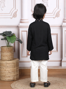 Ensemble kurta noir pour garçons, vêtements ethniques, tenue de fête traditionnelle, kurta à manches longues imprimé avec pyjama crème, ensemble élégant. - Product Image 3