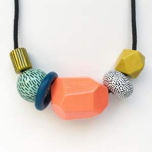 Collier artisanal en perles de résine et de bois écologiques et durables, pour usage quotidien et festif, avec assortiments, RR Enterprises India - Product Image 3