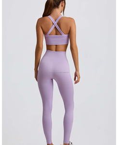Ensemble de yoga et fitness pour femme avec soutien-gorge à bretelles croisées, legging court au-dessus du genou, motif uni, respirant, en côtelé, spandex et polyester - Product Image 2