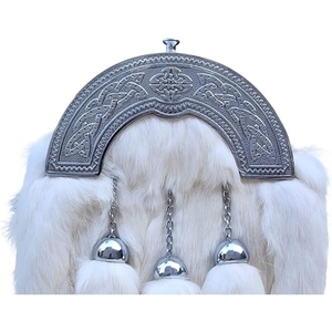 Sporran en fourrure blanche de qualité supérieure avec cantle argenté orné, trois pompons en fourrure et détails de chaîne – Accessoire traditionnel pour kilt écossais des Highlands - Product Image 3