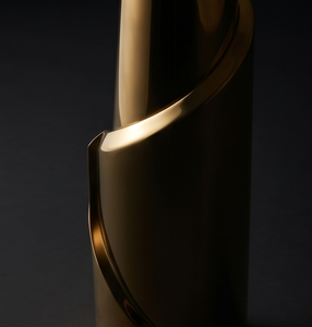 Vase décoratif en métal doré de luxe, design moderne à texture cylindrique superposée, pour la décoration intérieure de la maison, du bureau ou du hall. - Product Image 2