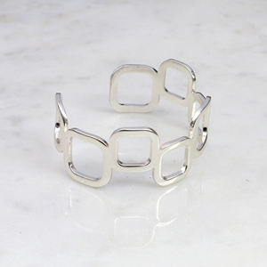 Bracelet manchette en laiton à maillons carrés géométriques - Jonc ouvert plaqué argent poli pour femme, bijou moderne et minimaliste - Product Image 3