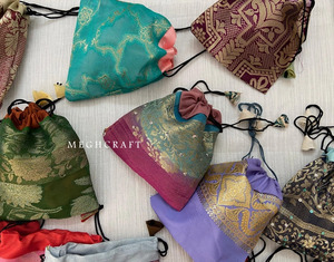 Pochette à cordon en soie recyclée faite à la main avec un travail Zari unique et un imprimé, sac Potli pour transporter des bijoux sans enchevêtrement et des cadeaux de retour - Product Image 4