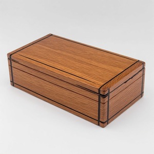 Étui à cigares en bois massif artisanal de qualité supérieure, conçu pour un rangement sécurisé et un transport élégant de cigares de qualité supérieure. - Product Image 2
