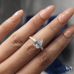 Bague de fiançailles élégante en or blanc 10K avec diamant de laboratoire en forme de poire de 2 carats, sertie pavé style cathédrale, certifiée IGI - Product Image 4