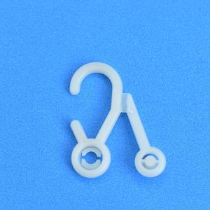 Crochet pour chaussettes en plastique Crochet QP 8 utilisations pour accrocher des chaussettes Emballage fabriqué par du plastique biodégradable écologique au Vietnam 500 pcs/sac - Product Image 4