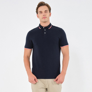 เสื้อโปโลผู้ชายผ้าฝ้ายแขนสั้นทรงปกติ สีพื้น แต่งขอบผ้าถัก - Product Image 1