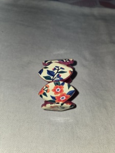 Prensapapeles de Resina Hecho a Mano con Diseño Floral Azul, Pieza Coleccionable de Arte Pintada a Mano, Forma Redonda, por Arif Handicrafts. - Product Image 5