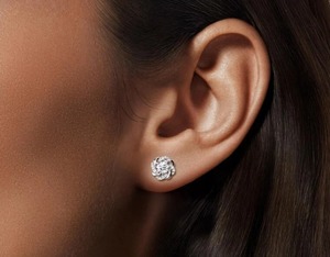 Pendientes Halo con Diamantes de Laboratorio Premium para Mujer en Oro Blanco de 18K - Product Image 3
